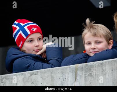 Holmenkollen, Oslo, Norwegen. 9. März 2014. Prinzessin Ingrid Alexandra (L) und Prinz Sverre Magnus an der Holmenkollen Skispringen am Holmenkollen, Oslo, Norwegen, 9. März 2014 teilnehmen. Foto: RPE / Albert Nieboer/Dpa/Alamy Live-Nachrichten Stockfoto