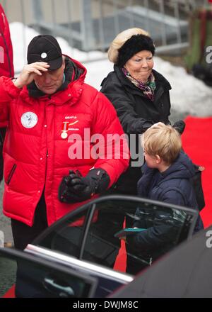 Holmenkollen, Oslo, Norwegen. 9. März 2014. König Harald von Norwegen (L), Prinzessin Beatrix der Niederlande (C, zurück) und Prinz Sverre Magnus an der Holmenkollen Skispringen am Holmenkollen, Oslo, Norwegen, 9. März 2014 teilnehmen. Foto: RPE / Albert Nieboer/Dpa/Alamy Live-Nachrichten Stockfoto