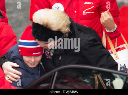 Holmenkollen, Oslo, Norwegen. 9. März 2014. Prinzessin Beatrix von The Netherlands (R) und Prinzessin Ingrid Alexandra von Norwegen an der Holmenkollen Skispringen am Holmenkollen, Oslo, Norwegen, 9. März 2014 teilnehmen. Foto: RPE / Albert Nieboer/Dpa/Alamy Live-Nachrichten Stockfoto