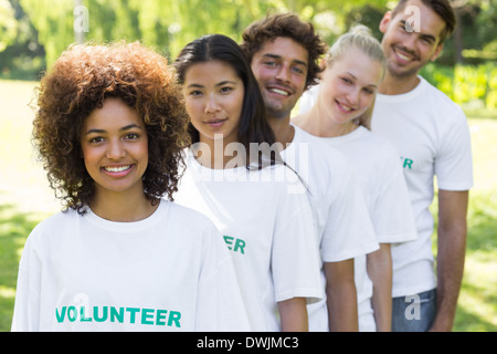 Freiwillige stehen in einer Linie Stockfoto