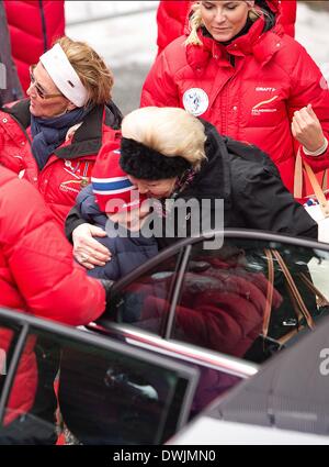 Holmenkollen, Oslo, Norwegen. 9. März 2014. Königin Sonja (L), Kronprinzessin Mette-Marit von Norwegen (R, zurück) und Prinzessin Beatrix von The Netherlands (C) und Prinzessin Ingrid Alexandra (C, Front) der Holmenkollen Skispringen am Holmenkollen, Oslo, Norwegen, 9. März 2014 zu besuchen. Foto: RPE / Albert Nieboer/Dpa/Alamy Live-Nachrichten Stockfoto