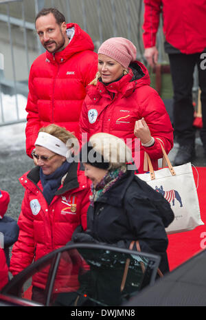 Holmenkollen, Oslo, Norwegen. 9. März 2014. Königin Sonja (L, vorn), Kronprinz Haakon (L, zurück), Kronprinzessin Mette-Marit von Norwegen (C, zurück) und Prinzessin Beatrix der Niederlande (L, vorn) besuchen die Holmenkollen Skispringen am Holmenkollen, Oslo, Norwegen, 9. März 2014. Foto: RPE / Albert Nieboer/Dpa/Alamy Live-Nachrichten Stockfoto