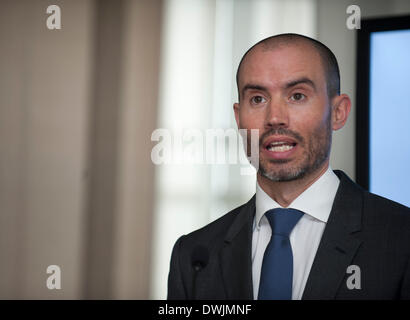 London, UK. 10. März 2014. Andrew Cotter präsentiert die Cambridge und Oxford University Crew Ankündigungen und wiegen In für die Herren- und Damen Universität-Regatten. Die Frauen Veranstaltung gesponsert von Newton findet 30. März und Herren Veranstaltung gesponsert von BNY Mellon am 6. April 2014 statt. Bildnachweis: Aktion Plus Sport/Alamy Live-Nachrichten Stockfoto