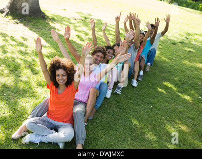 Reihe von begeistert Freunde Hände im park Stockfoto