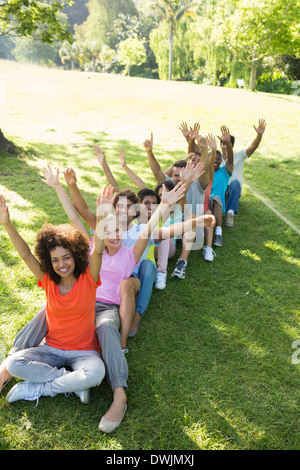 Reihe von Freunden, die Hände im park Stockfoto