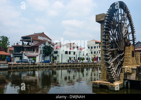 Ein Wasserrad am Fluss Melaka Stockfoto