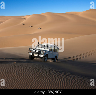 Abenteuer-Touristen erkunden Sie die Dünen in der Wüste Namib-Nuakluft in Namibia Stockfoto