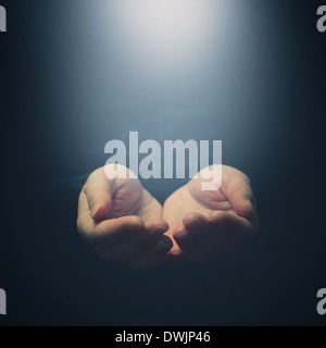 Weibliche Hände ans Licht zu öffnen. Halten, geben, zeigt Konzept. Selektiven Fokus an den Fingern. Stockfoto