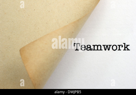 Teamwork Text hinter Papier Stockfoto