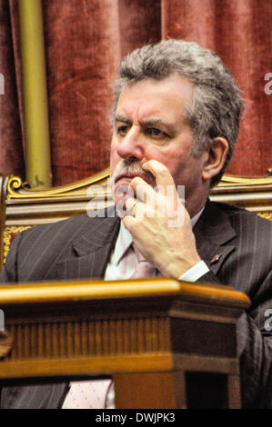 Belfast, Nordirland. 10. März 2014 - Alban Maguinness (SDLP) in den Senat Kammer, Parlamentsgebäude, Stormont. Bildnachweis: Stephen Barnes/Alamy Live-Nachrichten Stockfoto