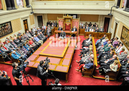 Belfast, Nordirland. 10. März 2014 - eingeladen Gäste Pack der Senat Kammer zum Gedenken an Opfer der Unruhen. Bildnachweis: Stephen Barnes/Alamy Live-Nachrichten Stockfoto