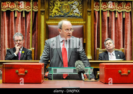 Belfast, Nordirland. 10. März 2014 - Jim Allister (TÜV) im Senat Kammer, Parlamentsgebäude, Mike Nesbitt (UUP Führer) und Alban Maguinness (SDLP) hinter Stormont sprechen. Bildnachweis: Stephen Barnes/Alamy Live-Nachrichten Stockfoto