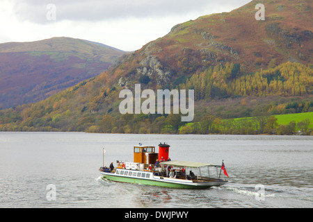 Touristen, die ein Ausflug auf einem Dampfer (Boot) einen See mit Hügeln im Hintergrund. Stockfoto