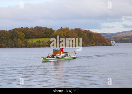 Touristen, die ein Ausflug auf einem Dampfer (Boot) einen See mit Hügeln im Hintergrund. Stockfoto