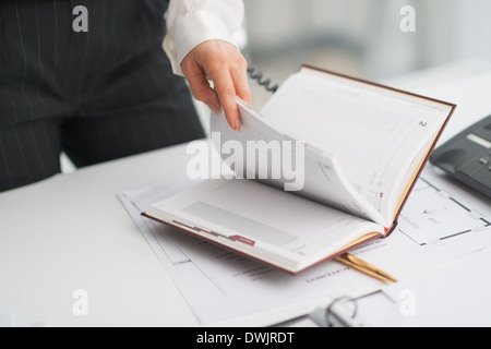 Closeup auf moderne Geschäftsfrau Check-Editor Stockfoto