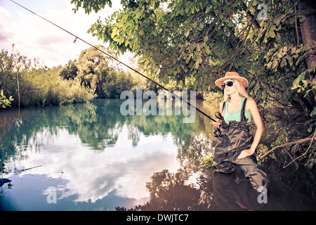 die Outdoor-Portrait einer jungen Fischen Frau Stockfoto