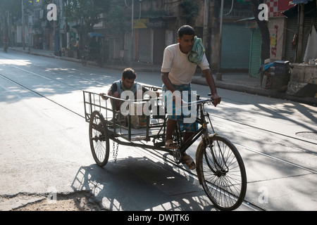 Indien, Westbengalen, Kolkata, Männer auf Fahrradrikscha Stockfoto