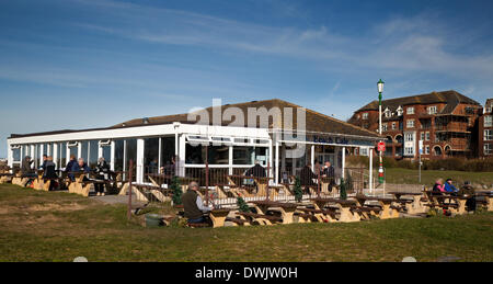 Blackpool, Lancashire, UK. 10. März 2014. UK Wetter. Gönner der Frühlingssonne Erleichterung außerhalb am Strand Terrace Cafe, Lytham St. Anne's Essen genießen. Das Beach Terrace Café & Restaurant Take-away-Betrieb an der South Promenade hat wahrscheinlich den besten Meerblick an der Fylde Coast mit Platz für bis zu 170 Personen, wenn das Wetter geeignet ist. Stockfoto