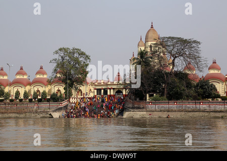 Morgenritual am Fluss Hoogly(Ganges) in Ghat in der Nähe von Dakshineswar Kali Tempel, Kolkata, Westbengalen, Indien Stockfoto