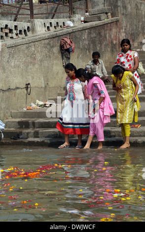 Morgenritual am Fluss Hoogly(Ganges) in Ghat in der Nähe von Dakshineswar Kali Tempel, Kolkata, Westbengalen, Indien Stockfoto
