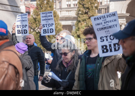 Parks-Aktivisten, Community-Mitglieder und Mandatsträger zu sammeln, zu einer Kundgebung auf dem Gemeinschaftsstand Union Square Park in New York Stockfoto