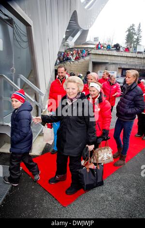 Holmenkollen, Norwegen. 9. März 2014. König Harald, Königin Sonja, Crownprince Haakon, Crownprincess Mette-Marit, Prinzessin Ingrid Alexandra, Prinz Sverre Magnus, Marius und Prinzessin Astrid von Norwegen und Prinzessin Beatrix der Niederlande zu besuchen der Welt-Cup-Skispringen in Holmenkollen, Norwegen, 9. März 2014. Foto: Patrick van Katwijk--Live News WIRE SERVICE/Dpa/Alamy Stockfoto