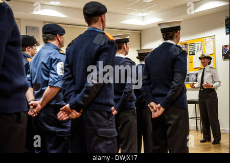 Commander Stephanie Shinner der Royal Naval Reserve und ihre Einheit der Royal Naval Reservisten. Derzeit die einzige weibliche Comman Stockfoto