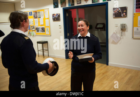 Commander Stephanie Shinner der Royal Naval Reserve und ihre Einheit der Royal Naval Reservisten HMS wildfire Stockfoto