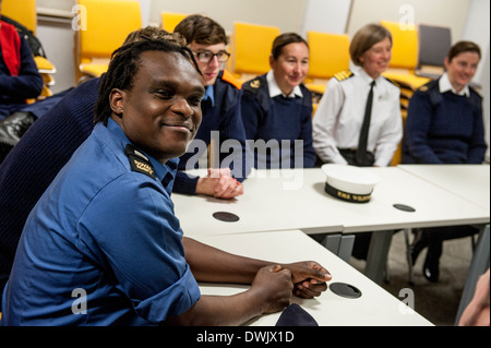 Commander Stephanie Shinner der Royal Naval Reserve und ihre Einheit der Royal Naval Reservisten HMS wildfire Stockfoto