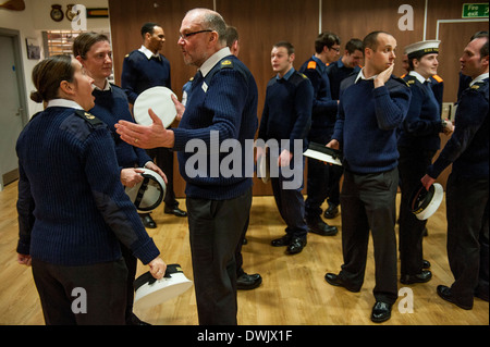 Commander Stephanie Shinner der Royal Naval Reserve und ihre Einheit der Royal Naval Reservisten HMS wildfire Stockfoto