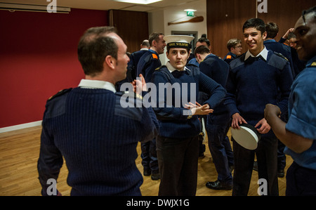 Commander Stephanie Shinner der Royal Naval Reserve und ihre Einheit der Royal Naval Reservisten HMS wildfire Stockfoto