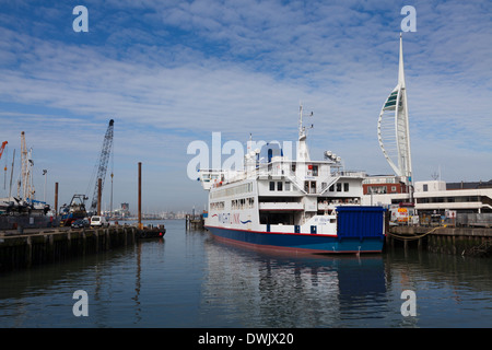 Wightlink Fähre St Cecilia vertäut außer Betrieb von dem Fährhafen in Old Portsmouth. Stockfoto