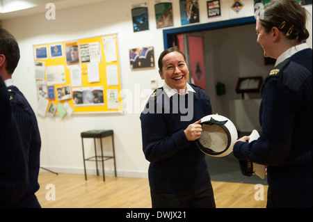 Commander Stephanie Shinner der Royal Naval Reserve und ihre Einheit der Royal Naval Reservisten. Derzeit der einzige weibliche befehlshabende Offizier in der Royal Naval Reserve abgebildet auf HMS Wildfire, Northwood HQ Northwood Middlesex. Stockfoto