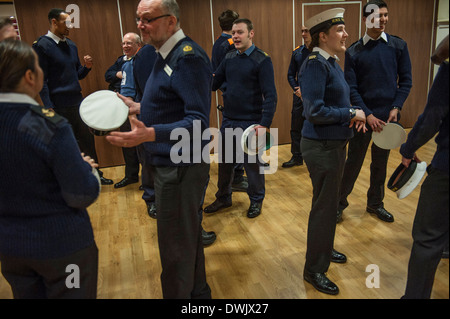 Commander Stephanie Shinner der Royal Naval Reserve und ihre Einheit der Royal Naval Reservisten HMS wildfire Stockfoto