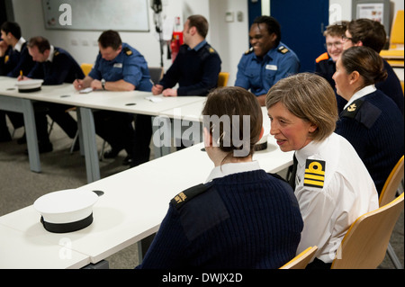 Commander Stephanie Shinner der Royal Naval Reserve und ihre Einheit der Royal Naval Reservisten HMS wildfire Stockfoto