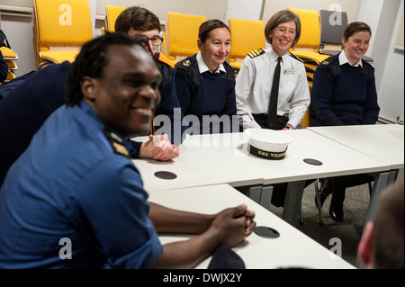 Commander Stephanie Shinner der Royal Naval Reserve und ihre Einheit der Royal Naval Reservisten HMS wildfire Stockfoto