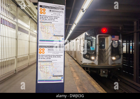 Hinweisschilder an 36th Street u-Bahnstation in Queens in New York informieren die Öffentlichkeit über die des Projekts Fastrack-Wartung Stockfoto