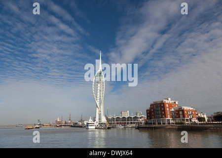 Spinnaker Tower und Gunwharf Quays in Portsmouth Harbour. Stockfoto