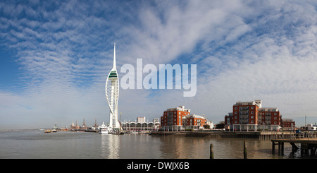 Panorama des Hafens von Portsmouth Gunwharf Quays und The Spinnaker Tower zeigen. Stockfoto