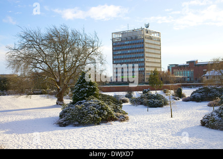 Carlisle Civic Centre vom Bitts Park bedeckt in Schnee, mit Menschen, die vor die Saison genießen. Carlisle Cumbria England Stockfoto