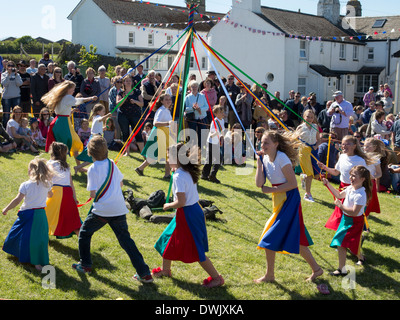 Sommer-Fete oder Fayre, East Prawle, South Devon. Tanz um den Maibaum Stockfoto