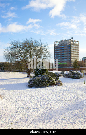 Carlisle Civic Centre vom Bitts Park bedeckt in Schnee, mit Menschen, die vor die Saison genießen. Carlisle Cumbria England Stockfoto