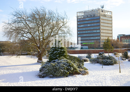 Carlisle Civic Centre vom Bitts Park bedeckt in Schnee, mit Menschen, die vor die Saison genießen. Carlisle Cumbria England Stockfoto