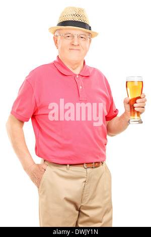 Ältere Mann hält einen Pint Bier Stockfoto