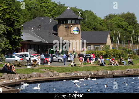 Menschen, die zu Fuß in der Castle Semple Loch Visitor Centre, Clyde Muirshiel Regional Park, Lochwinnoch, Renfrewshire, Schottland, Vereinigtes Königreich Stockfoto