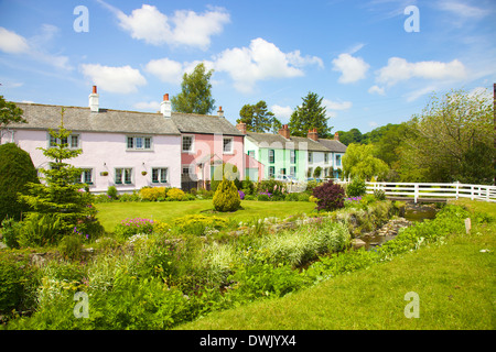 Hell farbig bemalten Häusern in Caldbeck, Lake District, Cumbria, England, Vereinigtes Königreich. Stockfoto