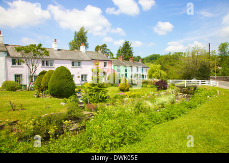 Hell farbig bemalten Häusern in Caldbeck, Lake District, Cumbria, England, Vereinigtes Königreich. Stockfoto