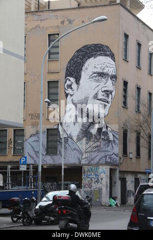 Rom, Italien. 10. März 2014. Wandbild von Francesco Totti, der Roma-Fußball-Team-Kapitän an der Wand des Schulgebäudes Pascoli im Stadtteil San Giovanni in Rom Italien Credit: Gari Wyn Williams/Alamy Live News Stockfoto