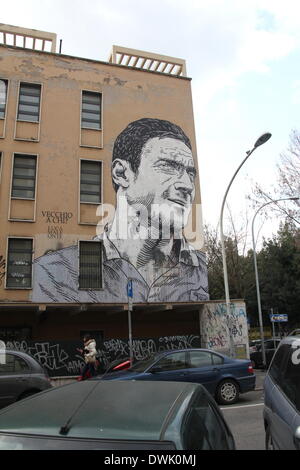 Rom, Italien. 10. März 2014. Wandbild von Francesco Totti, der Roma-Fußball-Team-Kapitän an der Wand des Schulgebäudes Pascoli im Stadtteil San Giovanni in Rom Italien Credit: Gari Wyn Williams/Alamy Live News Stockfoto