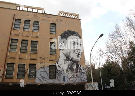 Rom, Italien. 10. März 2014. Wandbild von Francesco Totti, der Roma-Fußball-Team-Kapitän an der Wand des Schulgebäudes Pascoli im Stadtteil San Giovanni in Rom Italien Credit: Gari Wyn Williams/Alamy Live News Stockfoto